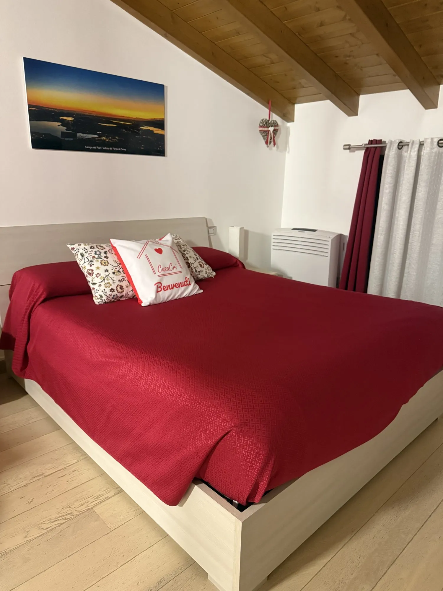 Spálňa v CasaCri s veľkou posteľou a podkrovným stropom