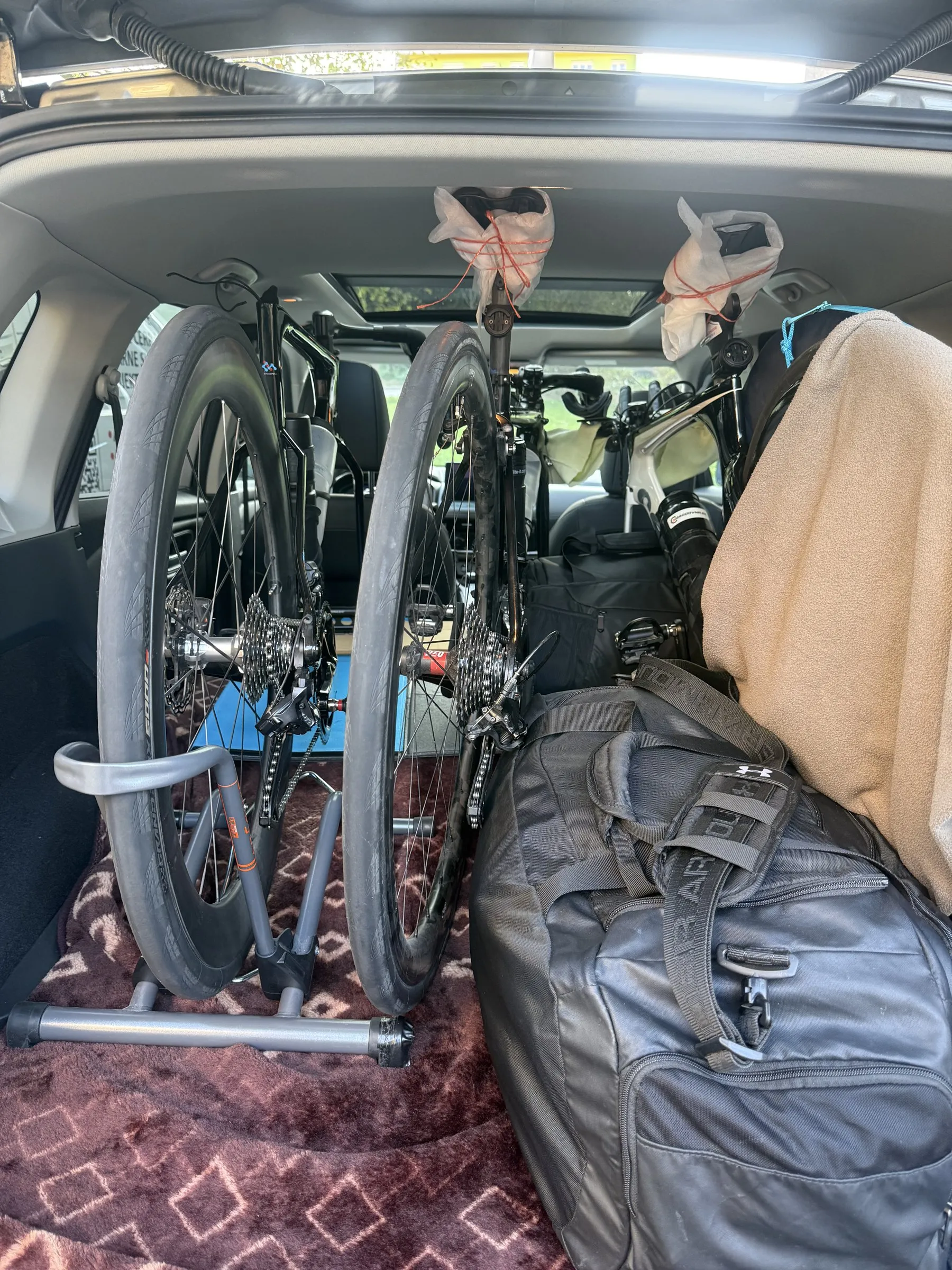 Tri bicykle v stojane v kufri X-Trailu, pohľad zozadu