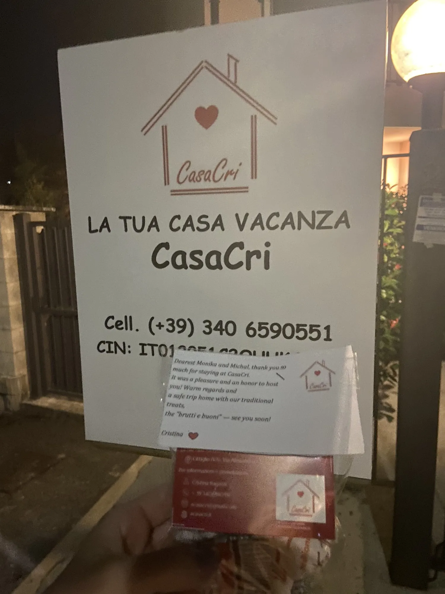 Tabuľa CasaCri pri vchode