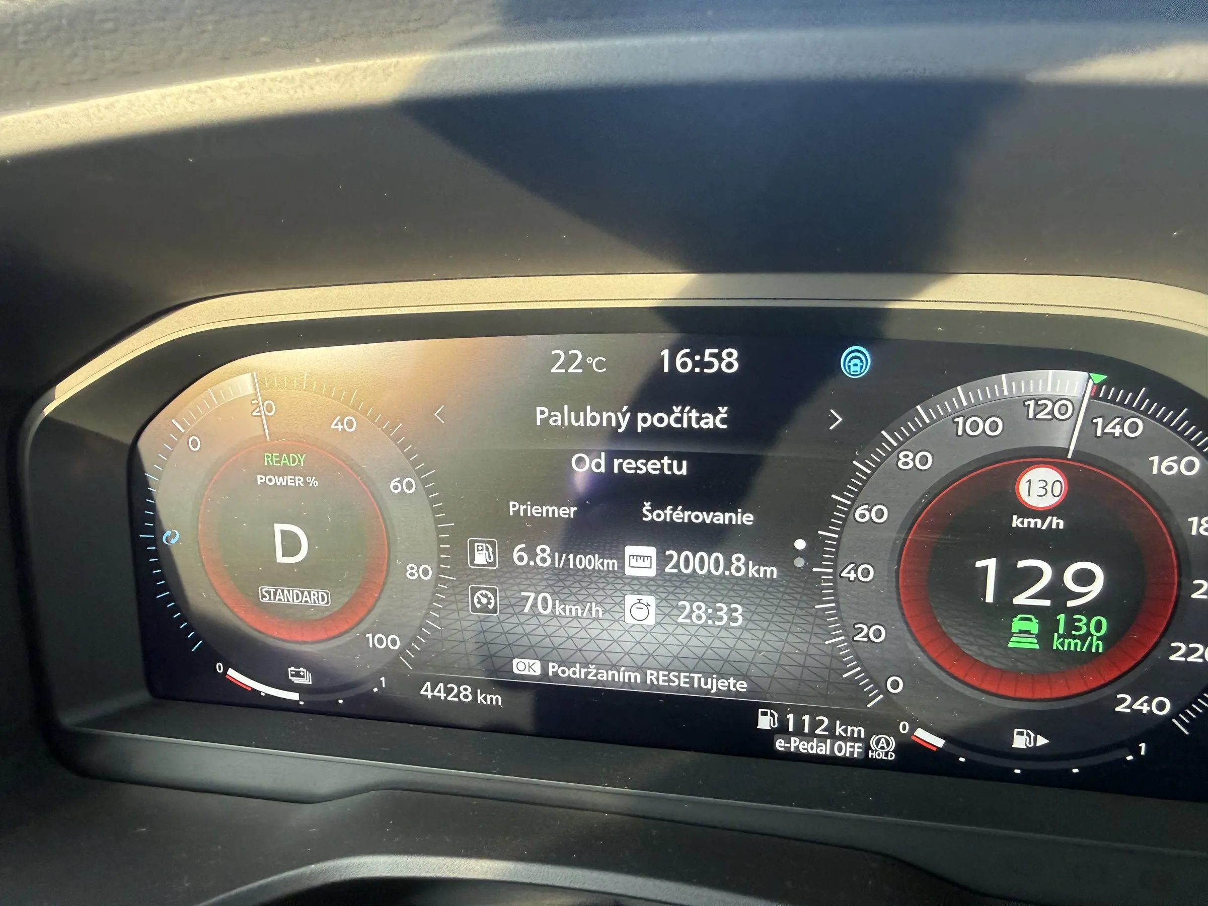Palubný počítač X-Trailu: 2 000,8 km, priemer 6,8 l/100 km, 70 km/h, 28:33 h jazdy