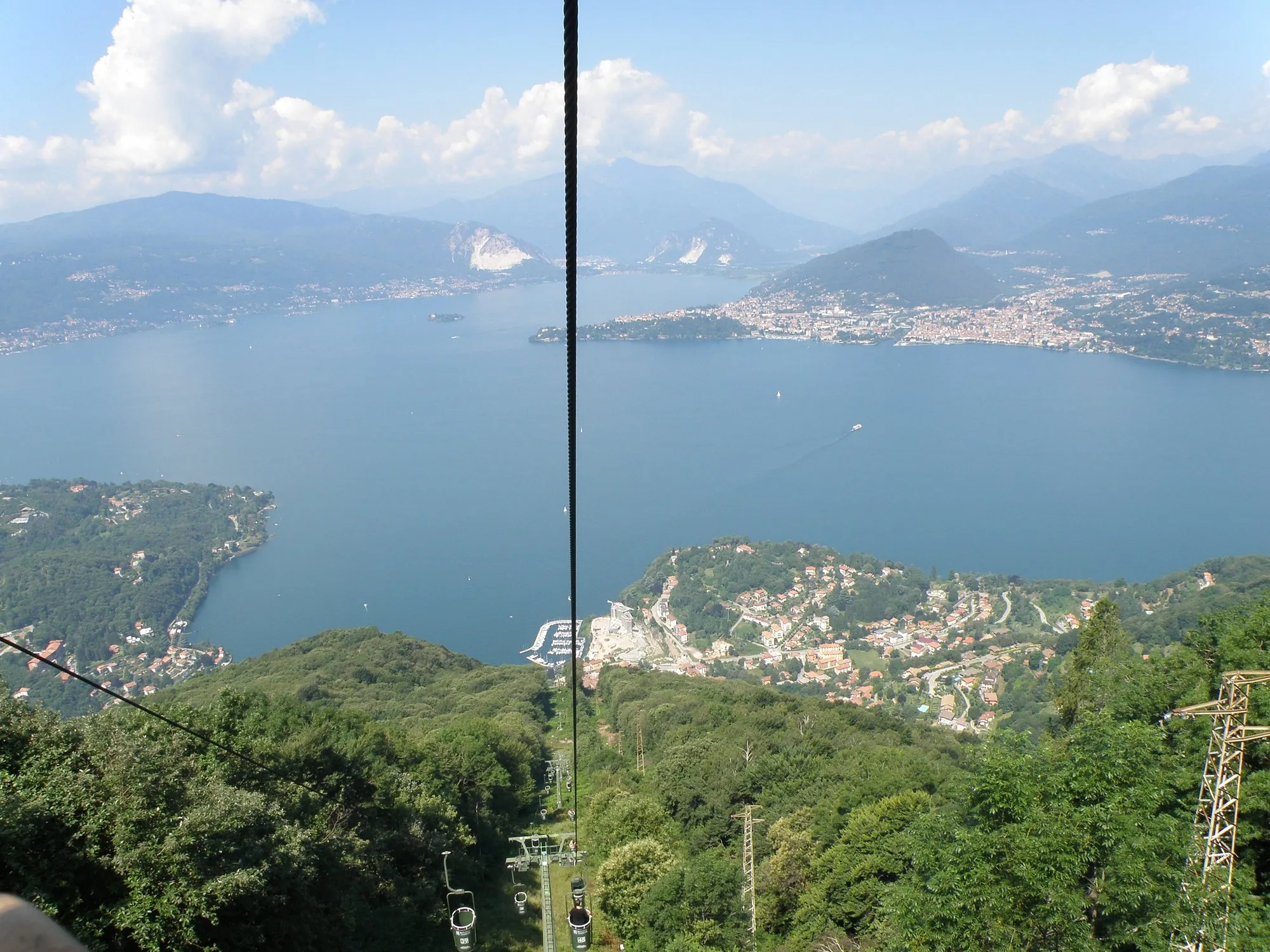 Výhľad na Lago Maggiore z lanovky v Laveno