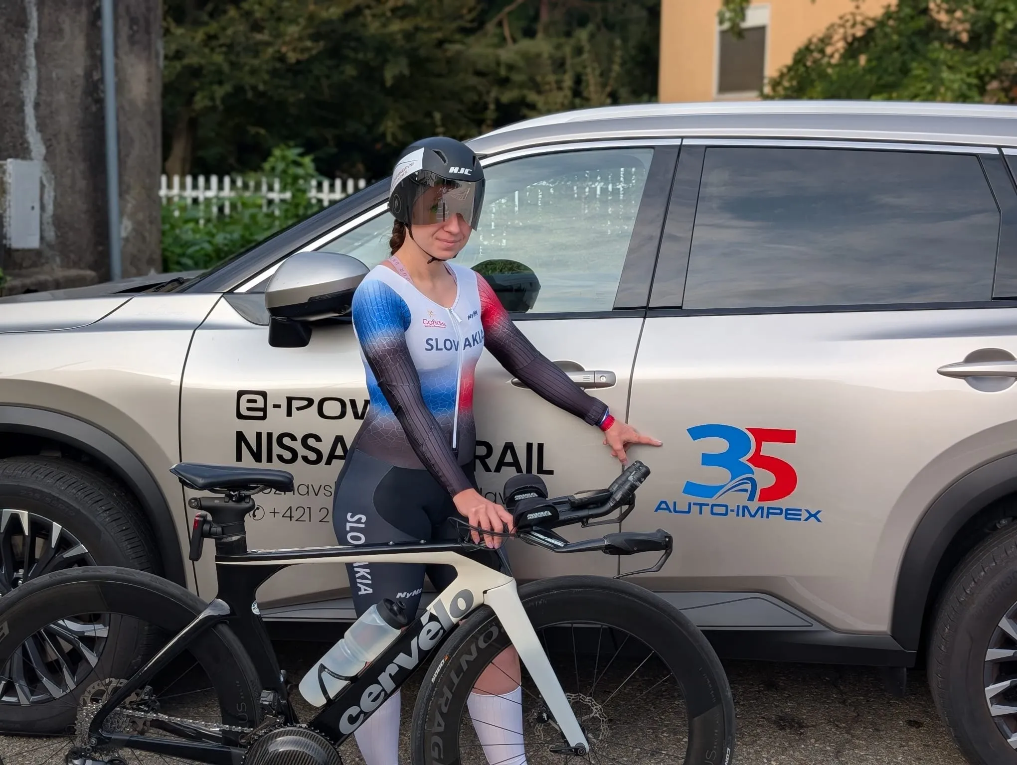 Monika v pretekárskej kombinéze s časovkárskym bicyklom pri X-Traile