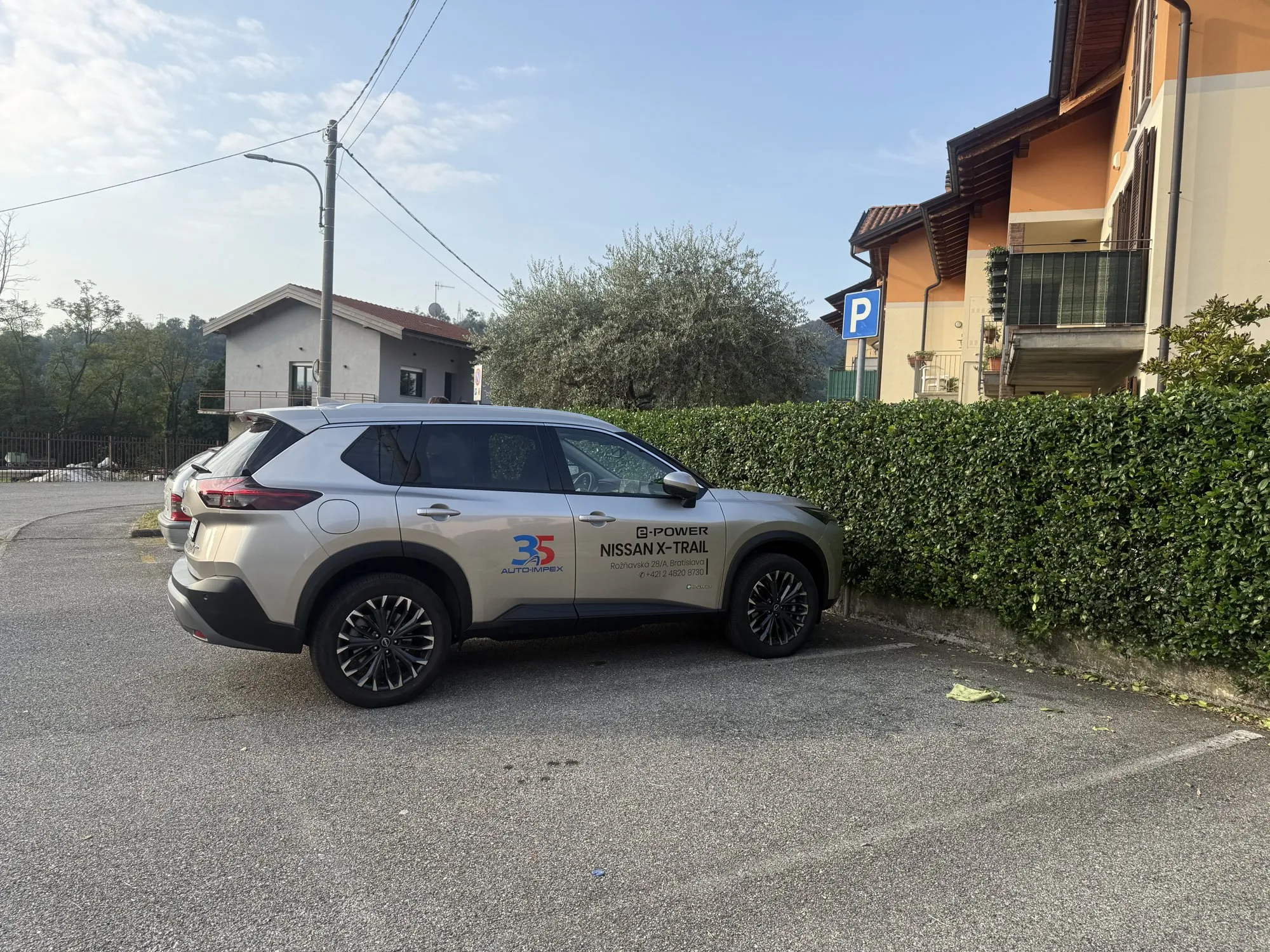 Nissan X-Trail zaparkovaný pri CasaCri v Cittiglio
