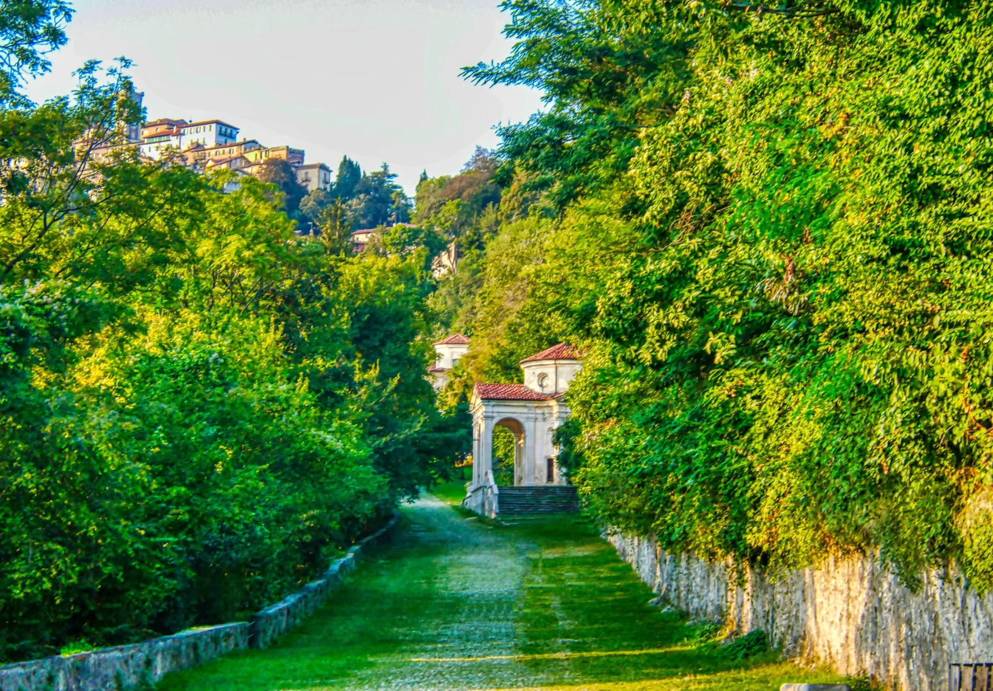 Kaplnka na Via Sacra, nad ňou dedinka Sacro Monte