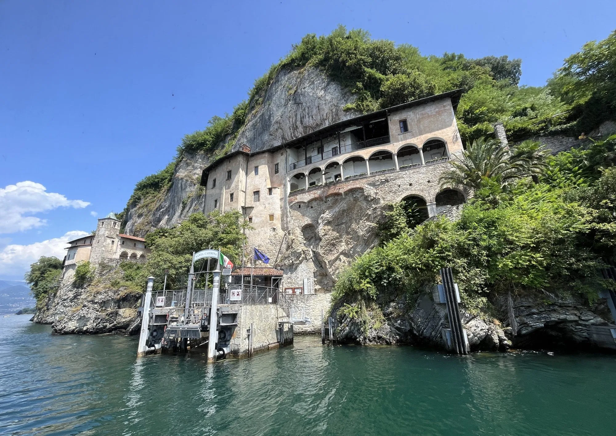 Pustovňa Santa Caterina del Sasso na skale nad Lago Maggiore